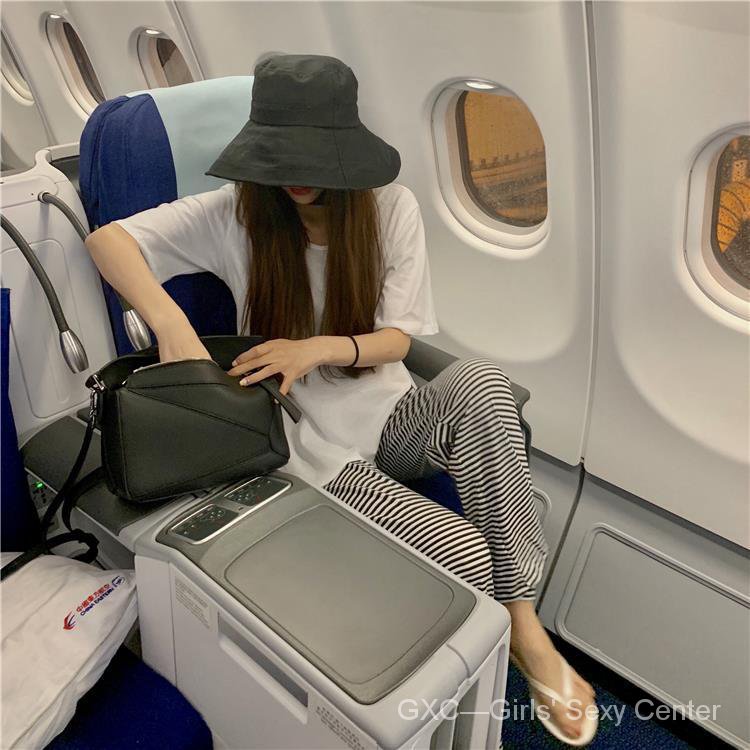 Bộ Áo Thun Trắng Dáng Rộng Xẻ Tà Phối Quần Dài Kẻ Sọc Thời Trang Xuân Hè Mới 2021 Cho Nữ | BigBuy360 - bigbuy360.vn