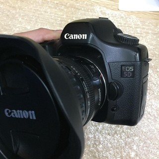 Mua Máy ảnh canon 5D đẹp kèm lens góc rộng 20-35f3.5-4.5USM