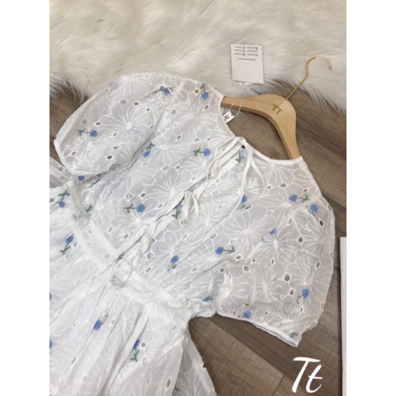 Váy hoạ tiết hoa