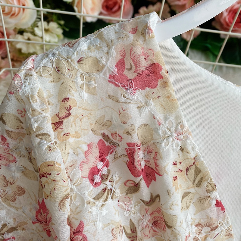 Jumsuit hoa nhí cổ V phối ren