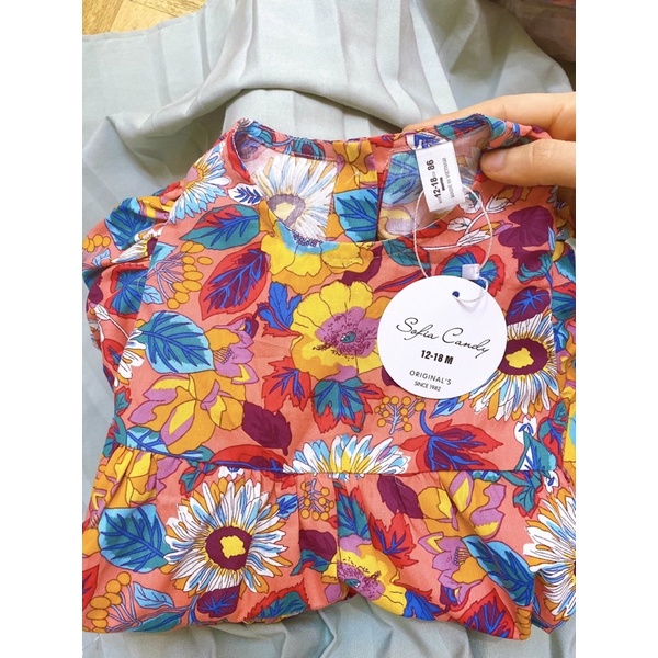 Váy hoa sắc màu cho bé gái