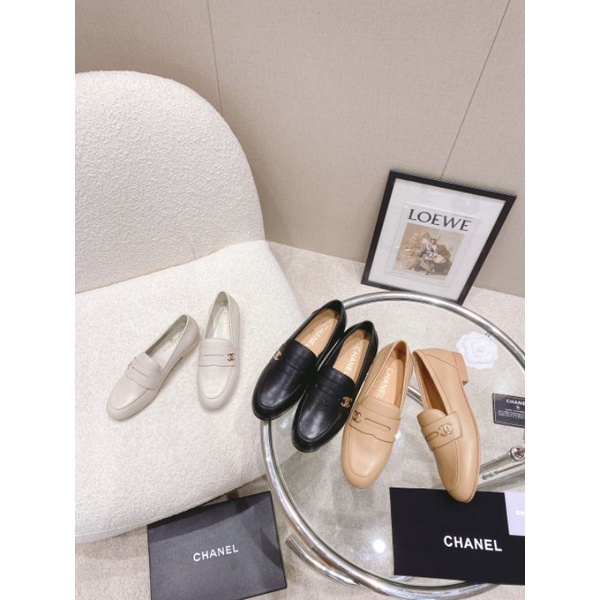 giày lười loafer nữ da thật mũi tròn phần thân giày đính logo CC channel CN cao cấp