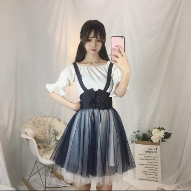Set váy phong cách Nhật Bản : váy suông trễ vai tay loe+ váy yếm xoè denim phối lưới .