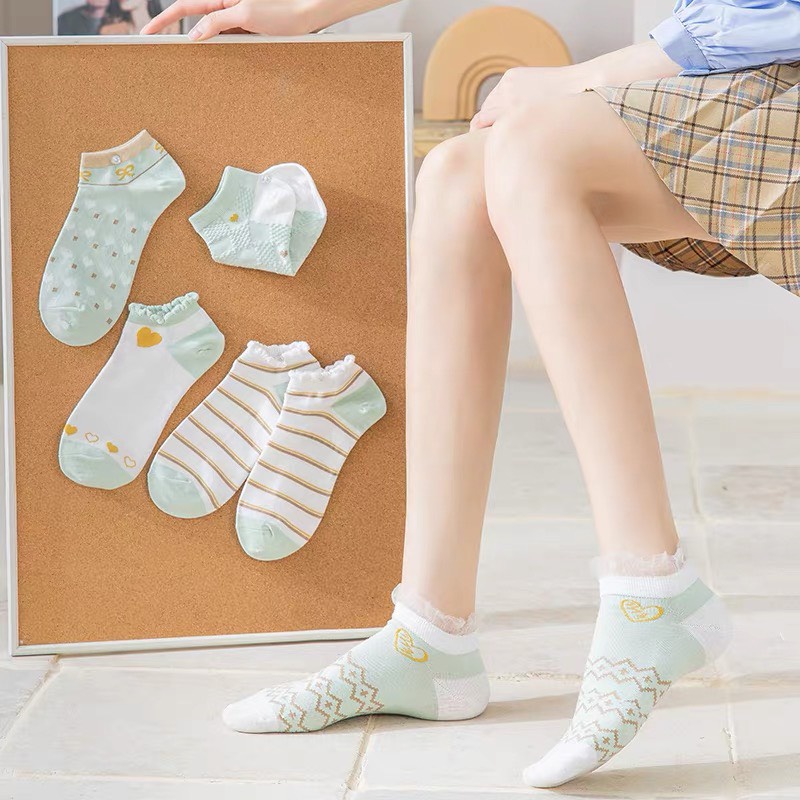 Tất nữ cổ ngắn màu xanh bạc hà, họa tiết trái tim đáng yêu, chất liệu cotton, thấm hút mồ hôi
