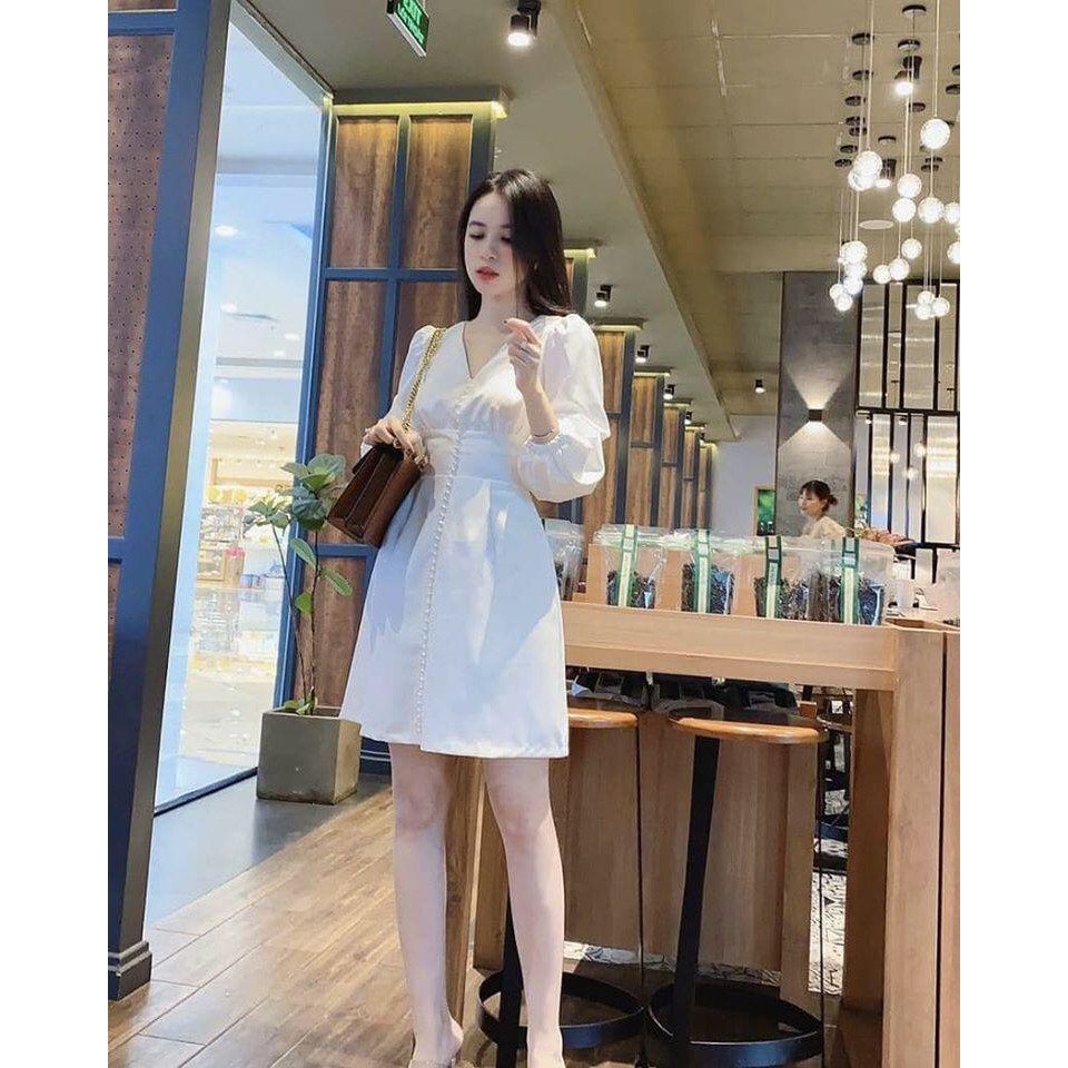 Váy trắng cổ V phối nút cực xinh | BigBuy360 - bigbuy360.vn