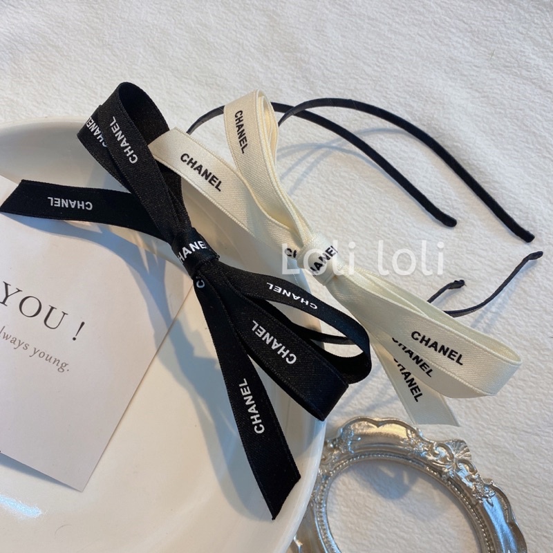 Cài tóc đính nơ chữ đơn giản Loli