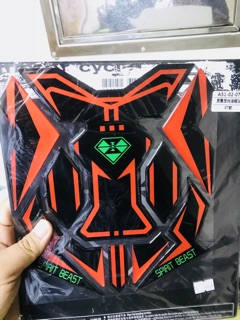 Tem xương cá dán bình xăng !