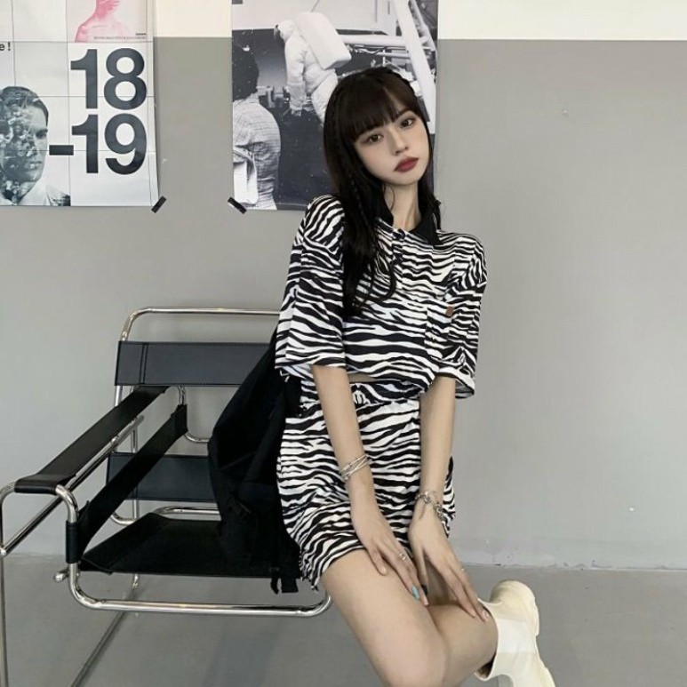 [QUÀ TẶNG LÀ KHẨU TRANG BẠN NHÉ] Áo croptop kèm chân váy loang ngựa vằn / Set bộ thời trang nữ trẻ trung năng động | BigBuy360 - bigbuy360.vn
