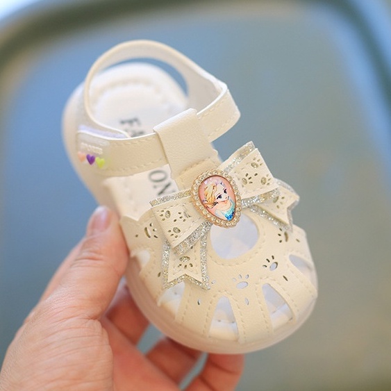 Dép sandal tập đi bé gái 1-4 tuổi công chúa đế mềm kín mũi chống trượt chống vấp ( 661 )