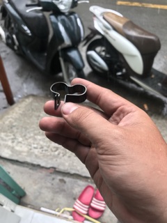 Pas kẹp dây dầu trước pas đôi