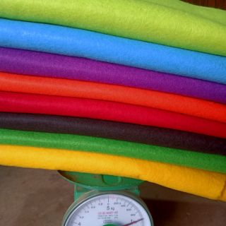 Vải nỉ 160k 1 kg quá rẻ chị em a. 1 kg Có đủ màu. Đuocj nhiều lắm a tính ra 1 tấm khổ  90x90 ...........................