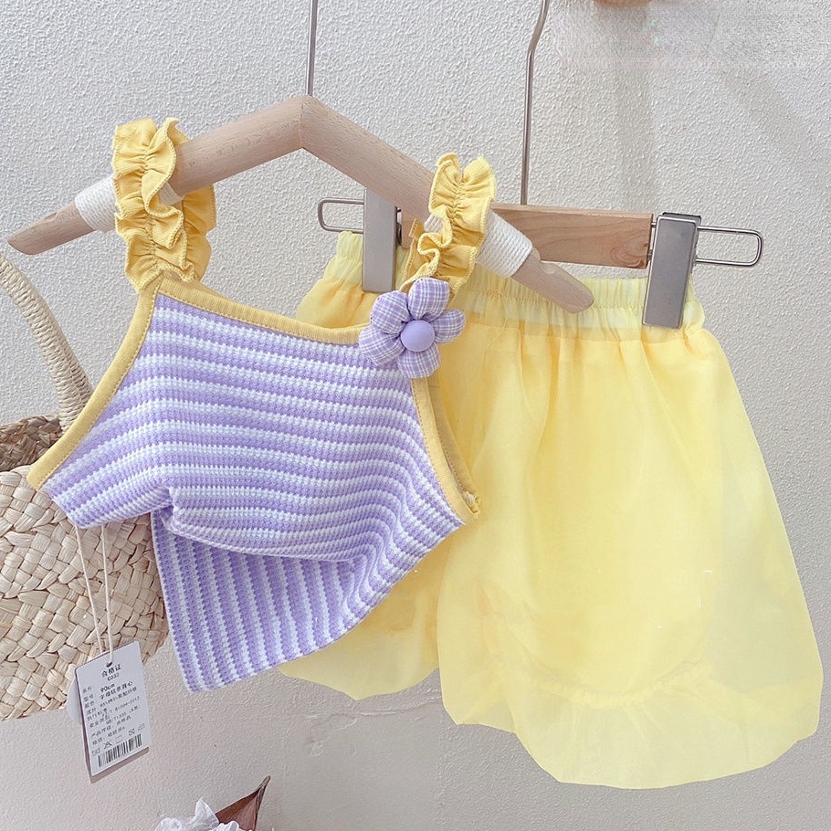 Cô bé dễ thương với dây đeo áo khoác và quần lót lồng đèn đẹp BT0120