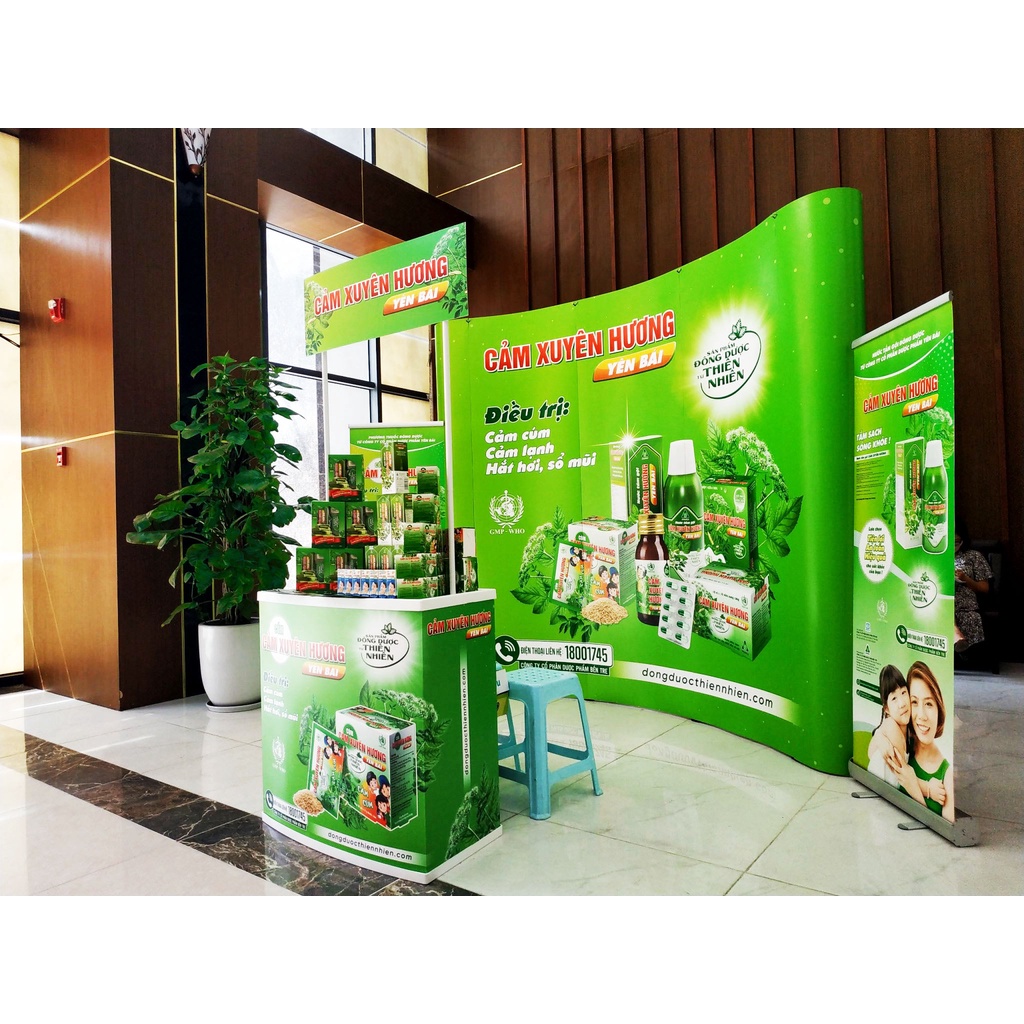 BỘ SẢN PHẨM TRƯNG BÀY SỰ KIỆN RA MẮT SẢN PHẨM 1 BACKDROP SÂN KHẤU 2 STANDEE CUỐN 1 QUẦY HÀNG DI ĐỘNG NHỰA