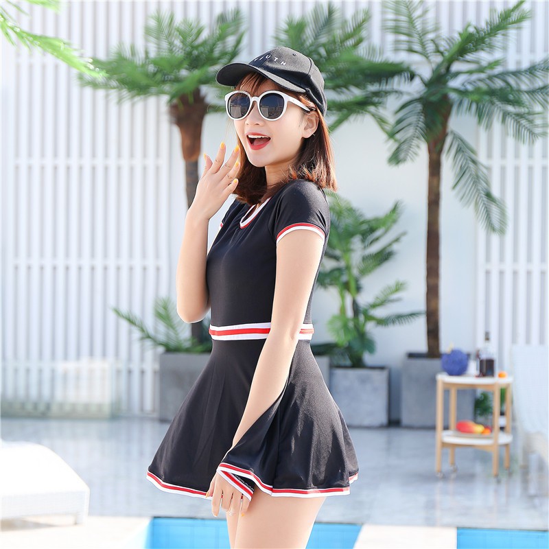 Bộ Bơi Liền Thân Bikini Nữ Che Khuyết Điểm Dáng Váy Xòe Màu Đen Kẻ Đỏ