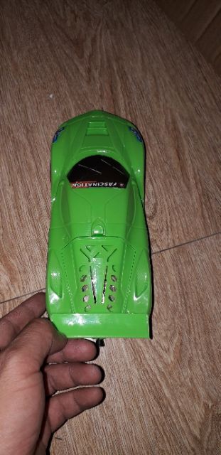 Mô hình xe ôtô chạy dây rút bằng nhựa có đèn Led rất đẹp