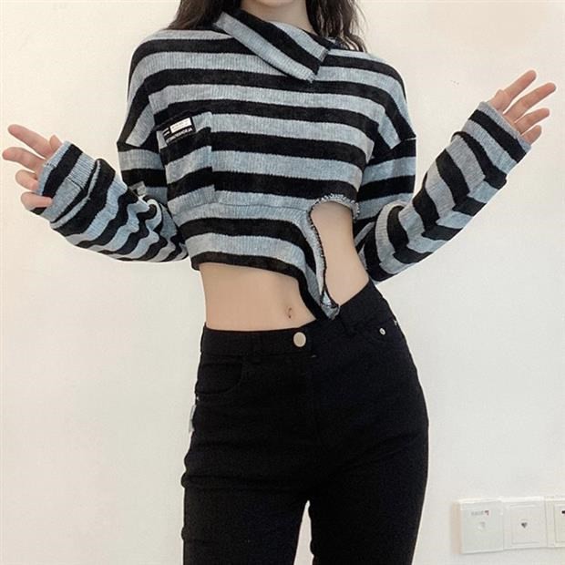 Áo croptop tay dài sọc ngang xám đen cổ cao eo lệch ulzzang