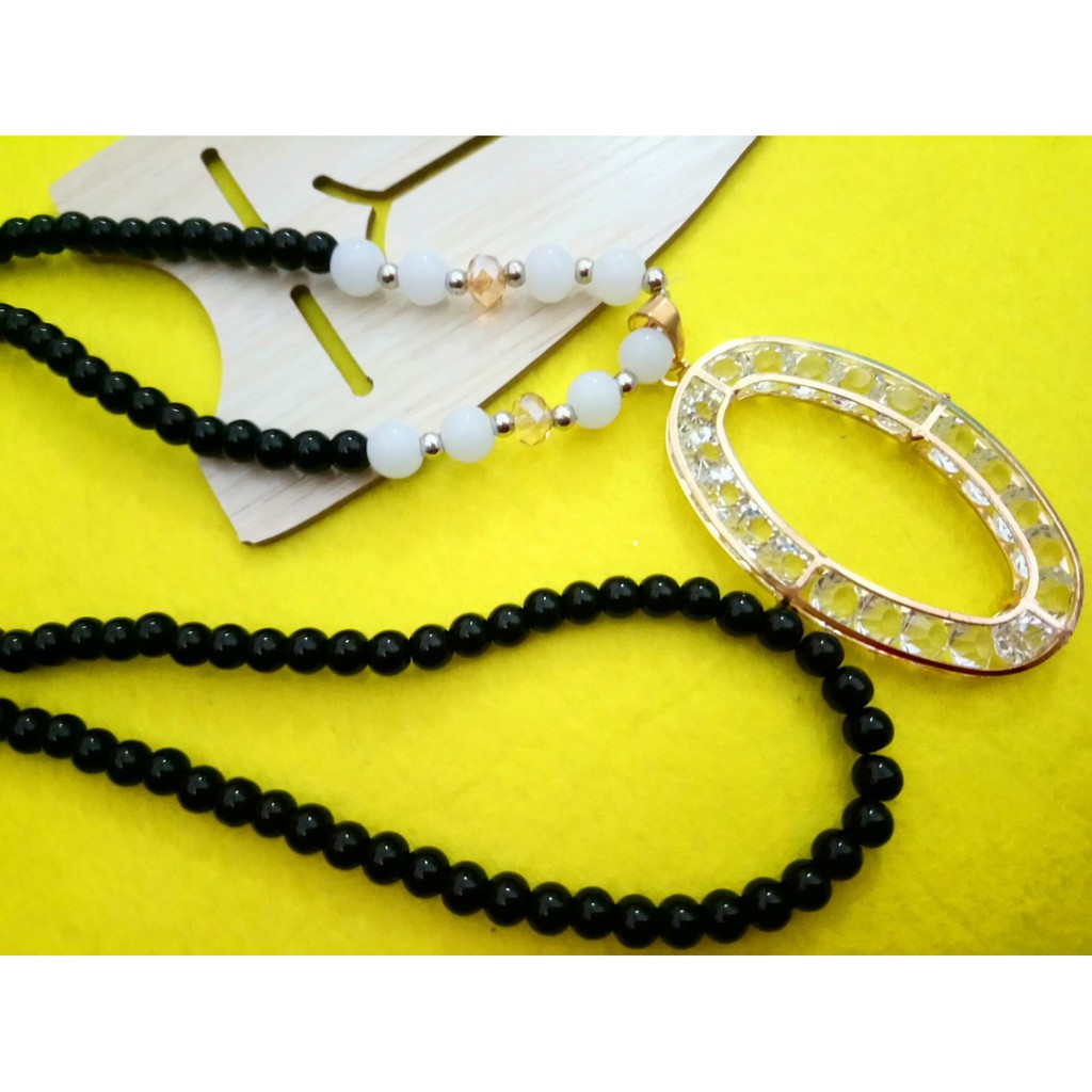 Dây chuyền hạt đá đen mặt đính đá. Hàng đẹp và có sẵn nha các bạn. Giá chỉ 129k bao gồm dây và mặt. Cam kết hàng siêu đẹ