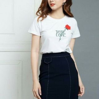 Áo phông cổ tròn thêu hoa vote love