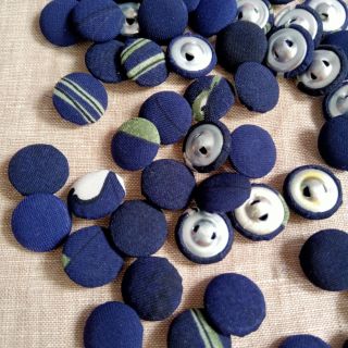 Nút bọc vải nền xanh hoạ tiết size 1,5 cm