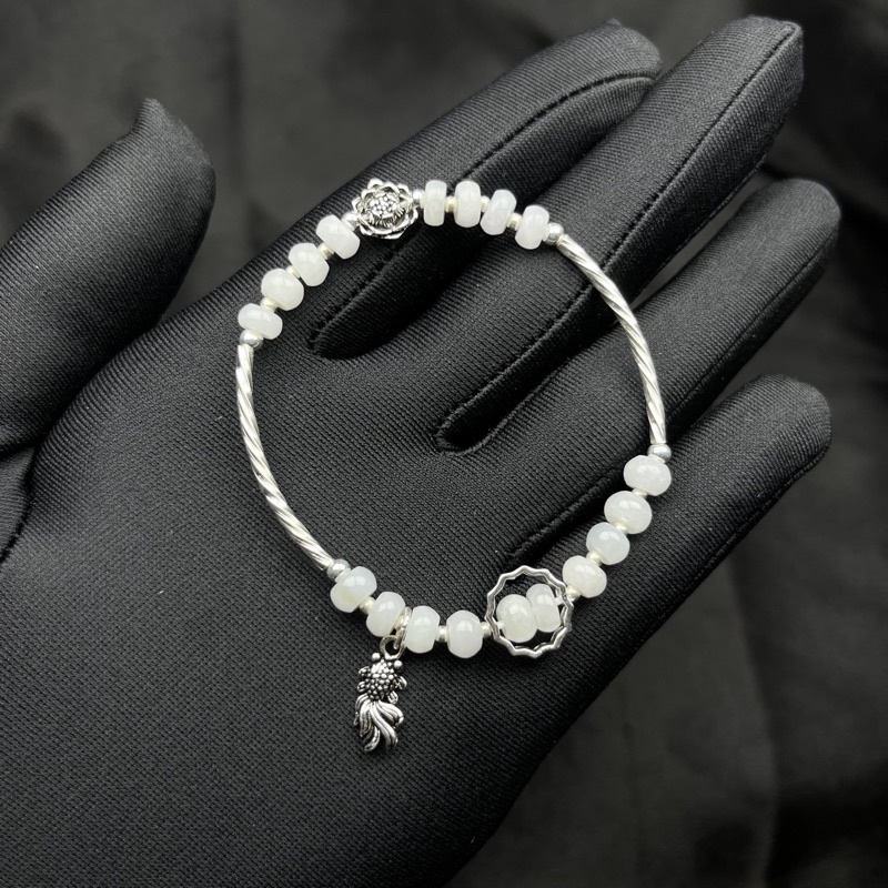 Lắc tay màu trắng thanh lịch