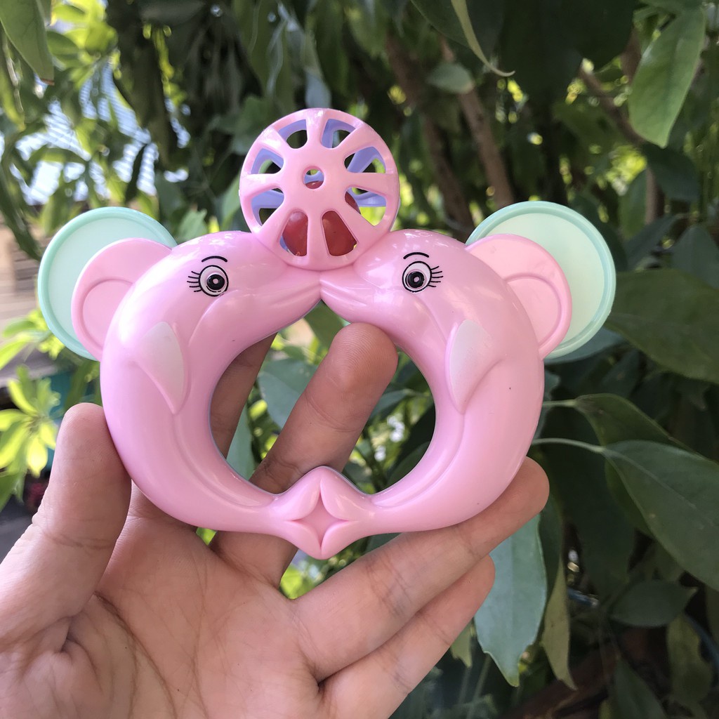 Đồ chơi xúc xắc và trống nhỏ cầm tay cho bé.
