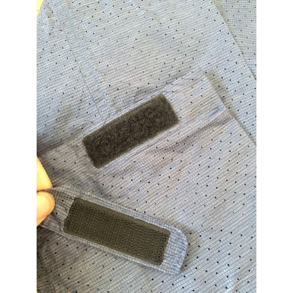 Áo khoác gió 2 lớp Aristino AJK004W9 có mũ liền, chun rút ở phần gấu áo, tay có miếng dính điều chỉnh