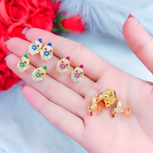 Bông tai kiểu con cóc dát vàng 18k đính đá màu