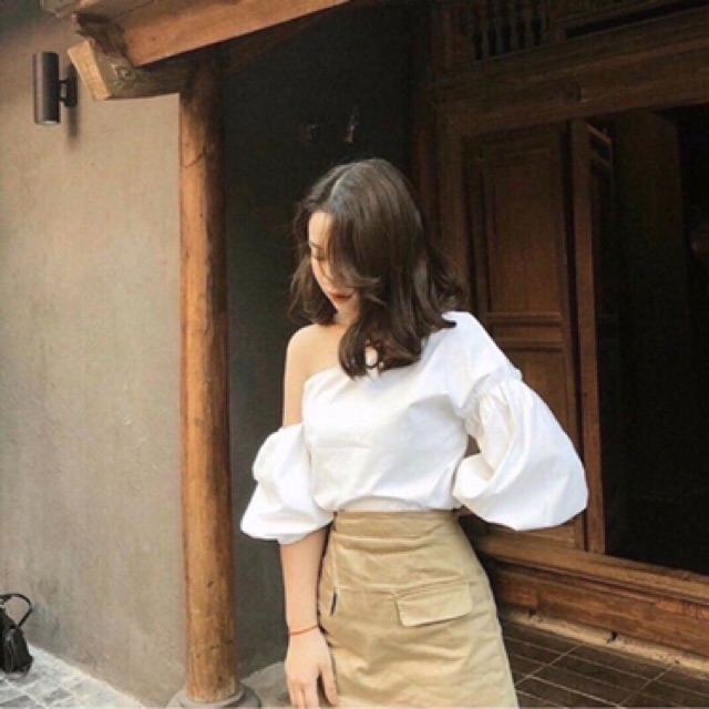 Áo lệch vai trắng tay bo | BigBuy360 - bigbuy360.vn