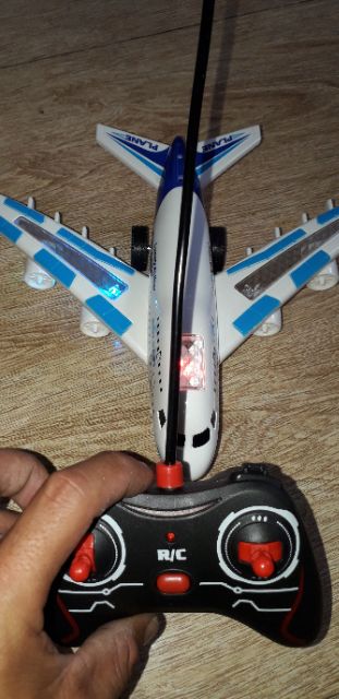 Máy bay mô hình chạy 4 hướng có nhạc và đèn Led rất đẹp (kèm PIN sạc và PIN tiểu AA)