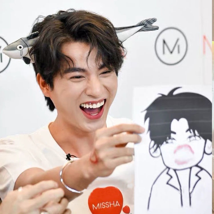 Băng Đô Cài Tóc Bản Rộng Không Trượt Họa Tiết Hoạt Hình Dễ Thương Cho Nữ