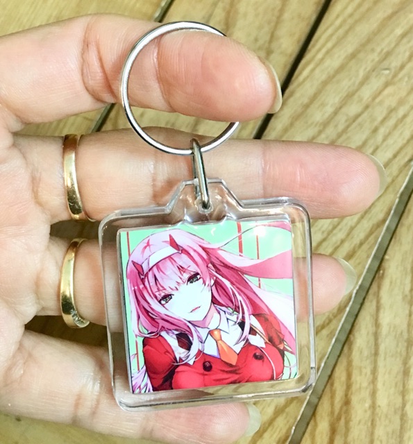 Móc khoá darling in the Franxx mica trong 2 mặt ảnh khác nhau