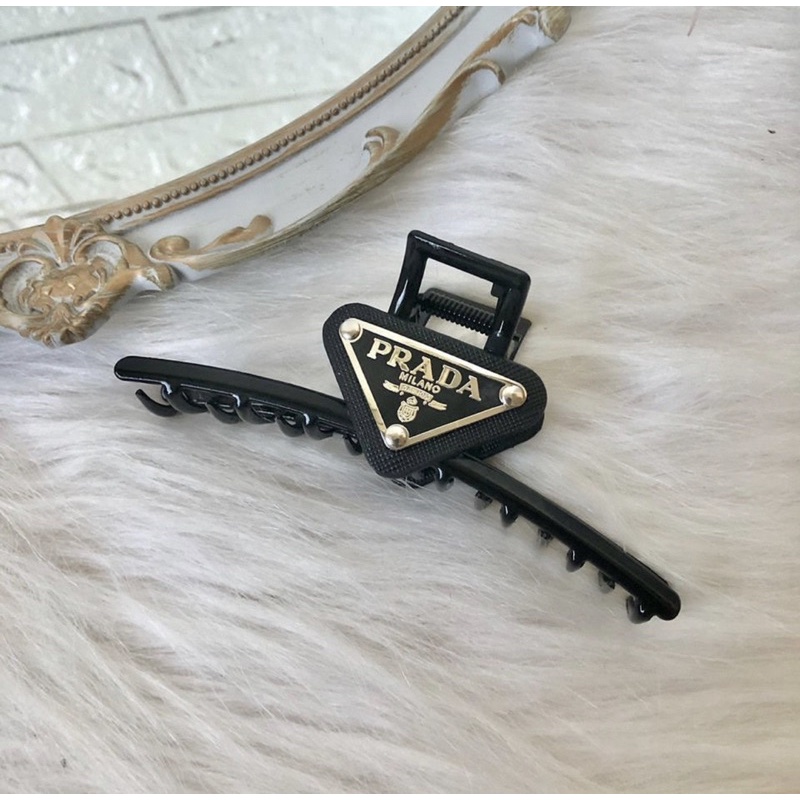 Kẹp càng cua .Prada.