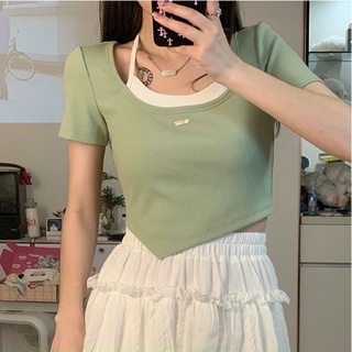 Áo dáng đuôi nhọn phối yếm dây cột cổ