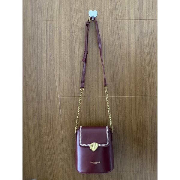 Túi đeo màu đỏ