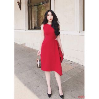 Váy vạt chéo đính trai ở eo.