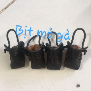 Bịt mỏ và bịt cựa gà