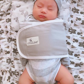 Quấn tay cho bé ngủ ngon