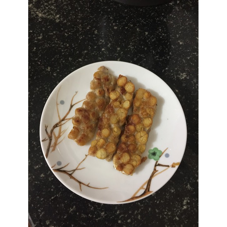 Men làm tempeh Indonesia truyền thống , hàng có sẵn. Indonesian tempeh.