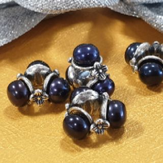 Charm bạc 925 đính 3 hạt trai đen