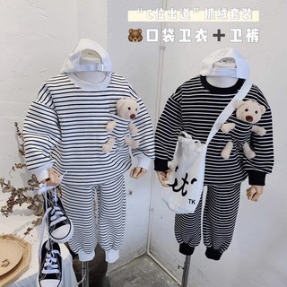 Bộ bé gái dài tay túi ngực kèm gấu