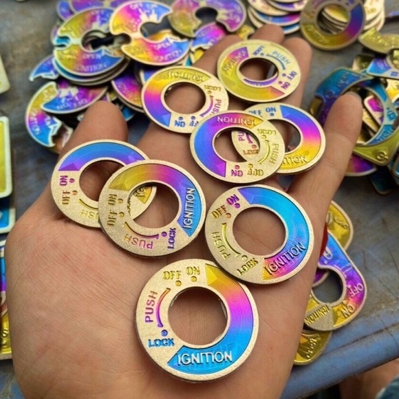 Dán khóa titan Sirius / Exciter 2010 có sẵn keo dán 3M đỏ loại tốt chống bị bong tróc, không lo bị xuống màu