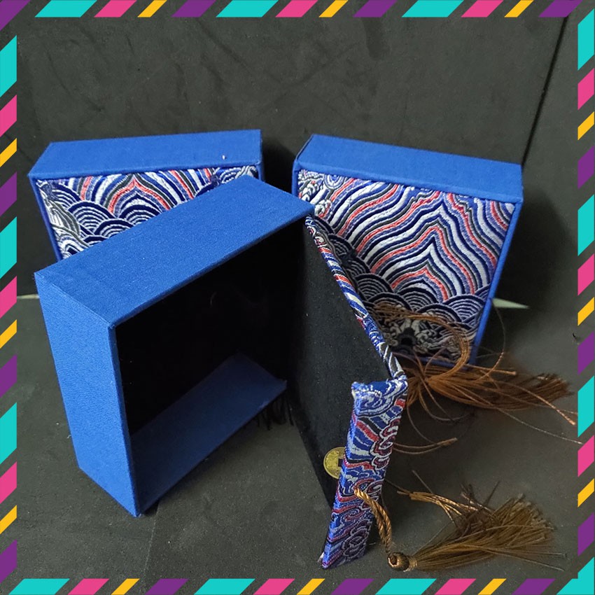 Hộp Gấm Xanh 10x10x3,5cm đựng nữ trang, vòng tay, trang sức phong thủy | BigBuy360 - bigbuy360.vn