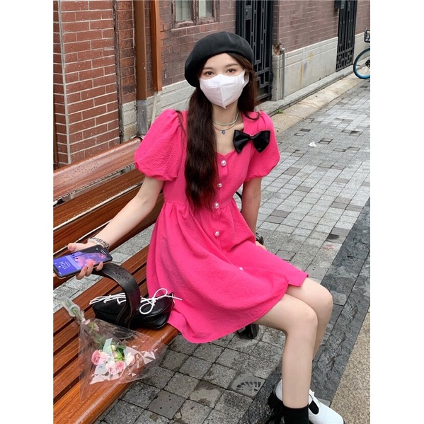 Váy xoè tay bồng cổ vuông có kèm nơ đen