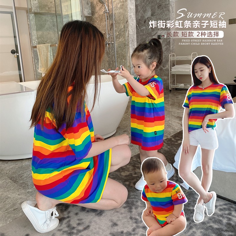 Quần áo cha mẹ-trẻ em mùa hè gia đình ba hoặc bốn bé romper cho con bú mẹ-con gái váy sọc cầu vồng kỳ nghỉ ngắn