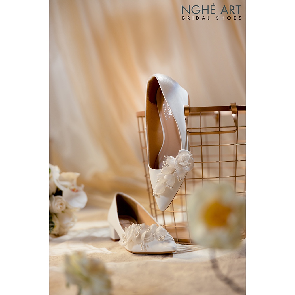 Giày cô dâu Nghé Art đính dãy hoa 390