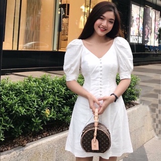 Đầm trắng cổ V nút bọc