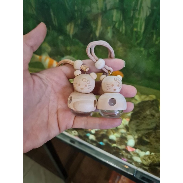 Chai treo xe mèo kitty - vỏ chai tinh dầu xe hơi