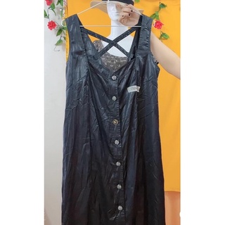 đầm 2 dây màu đen bóng size M/L. S500