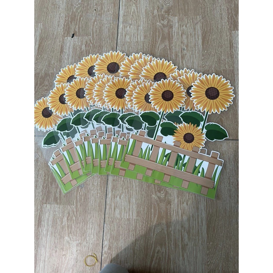 Hoa chân bảng hướng dương, chất liệu ép plastic, kích thước cao 39cm, rộng 30cm (sẵn băng keo dán tường)