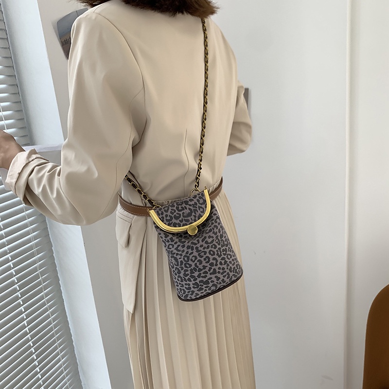 Túi đeo chéo họa tiết da báo thời trang 2021 sành điệu